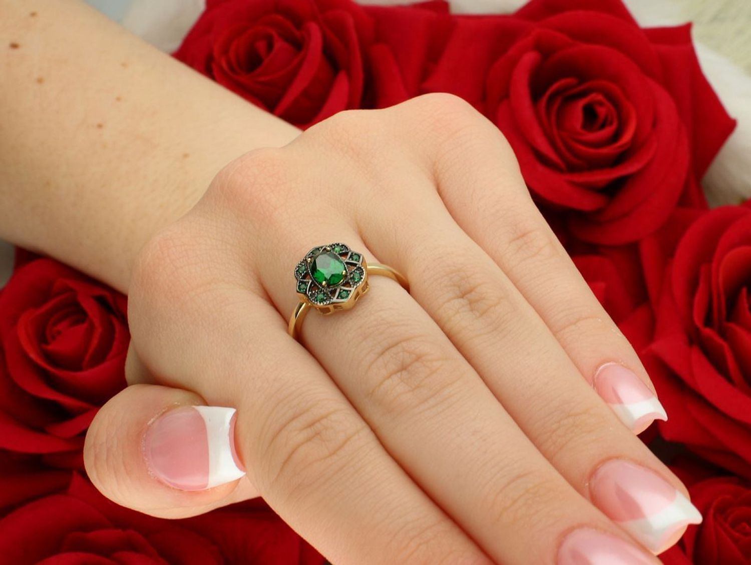 Złoty pierścionek damski PI 6623A 585 z owalnym wzorem i zielonymi cyrkoniami. Próba 585, rozmiar 17, waga 2,25 g. Idealny na prezent lub wyjątkową okazję.1.jpg